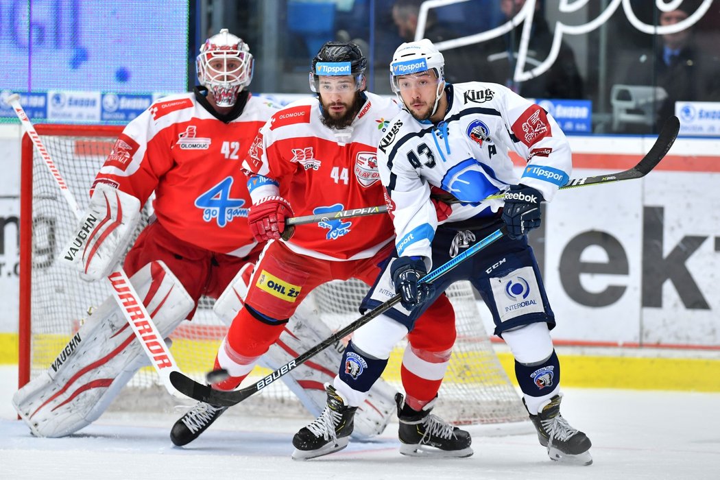 Branislav Konrád (v pozadí) vyhlíží střelu od modré branky během utkání Plzně s Olomoucí