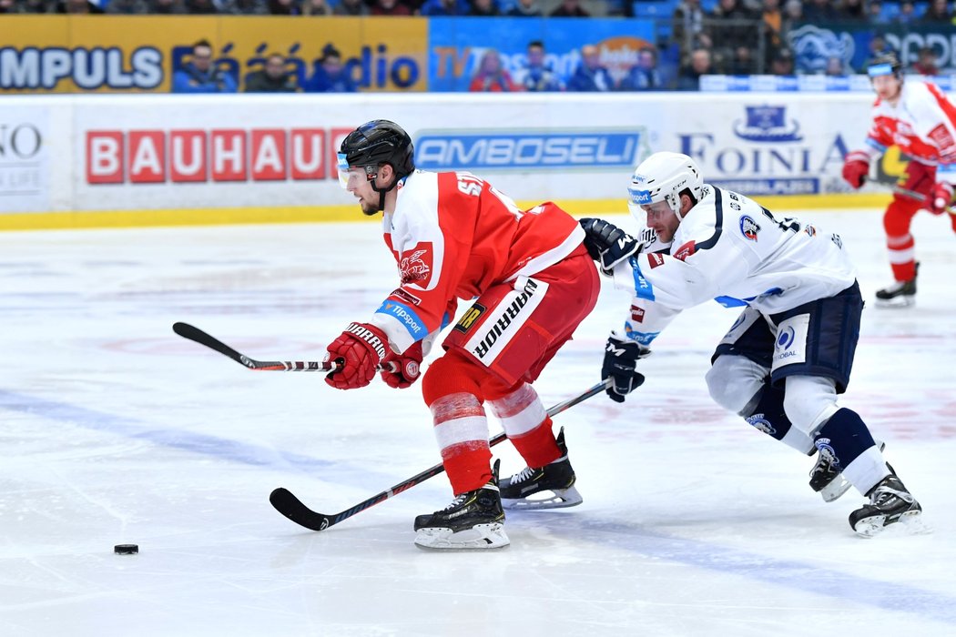 Petr Strapáč (vlevo) si kryje kotouč v utkání Plzně s Olomoucí