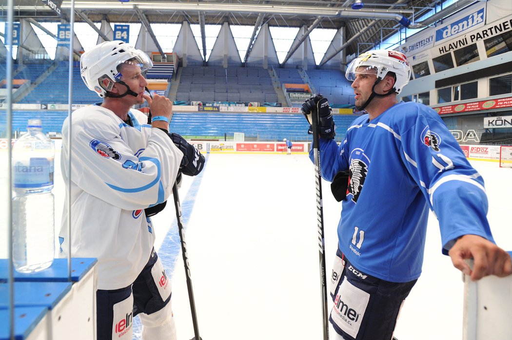 Hokejoví mistři z Plzně si na startu přípravy stihli i povyprávět o dovolené, jako v tomto případě Pavlíček a Kašpařík