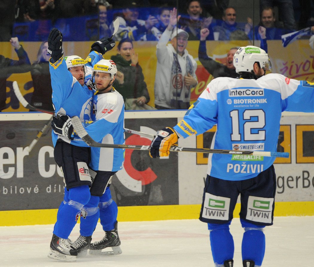Tomáš Vlasák a další hráči Plzně se radují z první branky do sítě Slavie ve třetím zápase semifinálové série hokejového play off