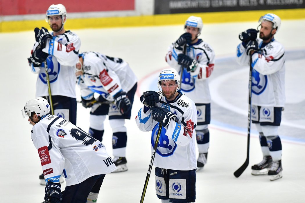 Zklamaní hokejisté Plzně po prohraném zápase semifinále play off s Třincem