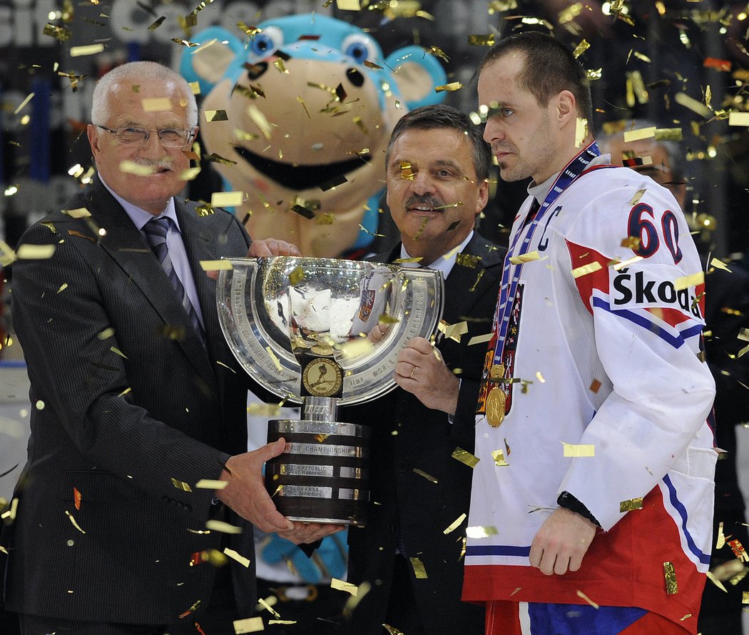 Kapitán Rolinek na této fotografii pózuje ještě s originálem trofeje