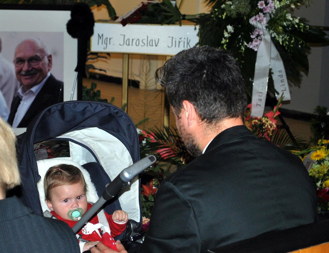 Pohřeb Jaroslava Jiříka v Brně: před portrétem tragicky zesnulého hokejisty je v kočárku vnučka s Jiříkovým zetěm.