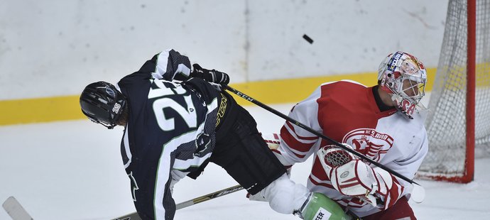 Radan Lenc šel do souboje s brankářem Alexandrem Hylákem pěkně tvrdě