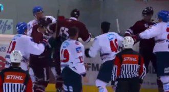 Takhle se pere Sparta! Hokejisté v hromadné rvačce seřezali Mannheim