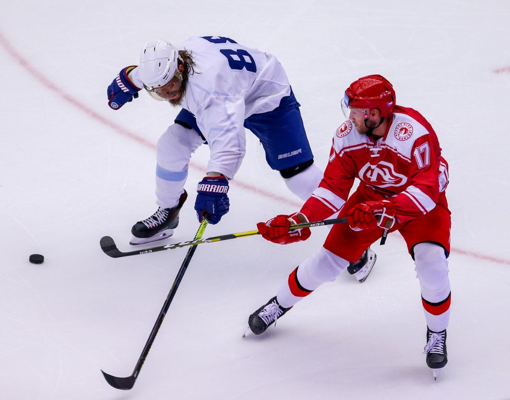 Peter Mueller z brněnské Komety bojuje o puk s třineckým Filipem Hamanem.