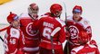  Třinečtí hokejisté oslavují výhru nad Kometou Brno v přípravě na novou extraligovou sezonu