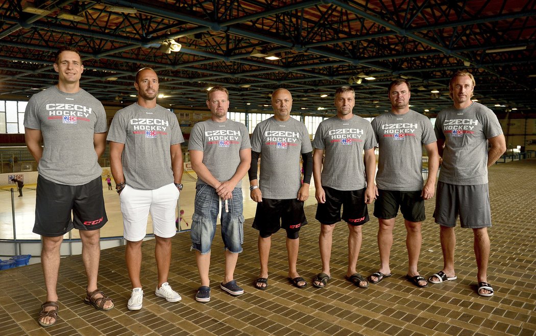 Realizační tým české hokejové reprezentace pro Světový pohár v Torontu - zleva Jiří Fischer, Martin Ručinský, Petr Jaroš, Jiří Kalous, Josef Jandač, Jaroslav Špaček a Václav Prospal