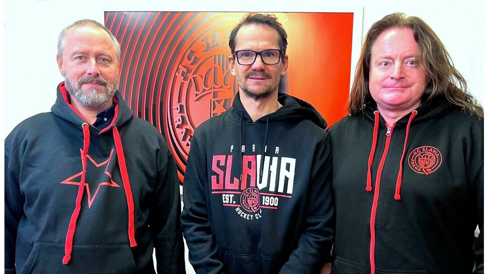 Patrik Eliáš (uprostřed) jako nový sportovní poradce Slavie společně se členy představenstva klubu