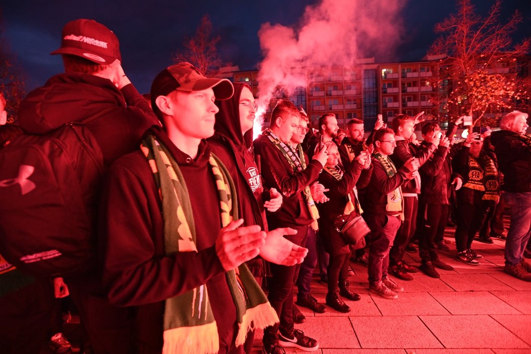 Smutnící fanoušci Vsetína během smutečního průvodu za Romana Čechmánka