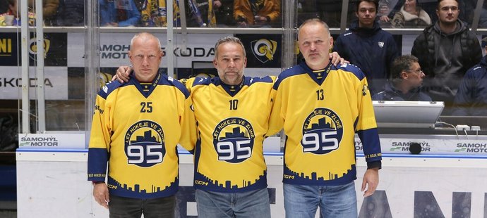 Před valašským derby byli ocenění přidáním do Síně slávy zlínského hokeje bývalí útočníci Pavel Janků, Josef Štraub a Roman Meluzín