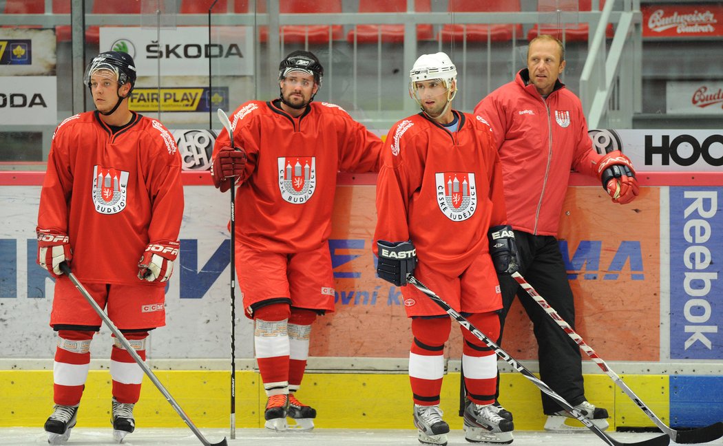 Hráči Budějovic se od srpna připravují s Jaroslavem Modrým (vpravo)