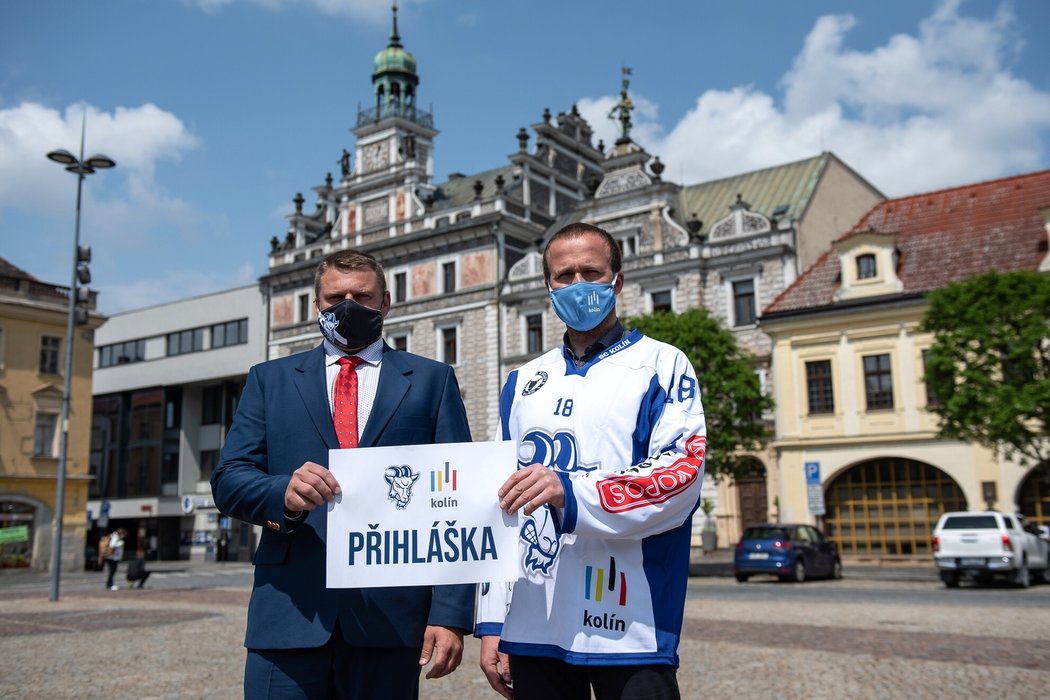 Starosta města Kolín Michael Kašpar (vpravo) a prezident klubu Luboš From oficiálně oznámili, že se tým SC Kolín přihlásí do Chance ligy