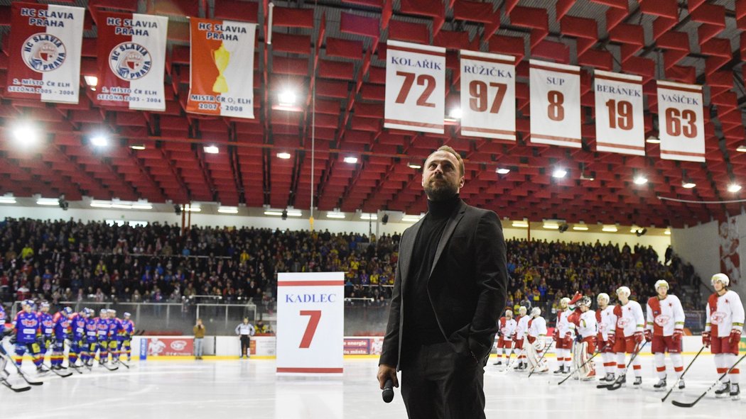 Slavia před zápasem s Českými Budějovicemi slavnostně vyřadila dres obránce Petra Kadlece