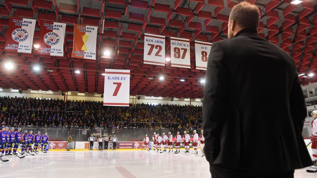 Slavia před zápasem s Českými Budějovicemi slavnostně vyřadila dres obránce Petra Kadlece