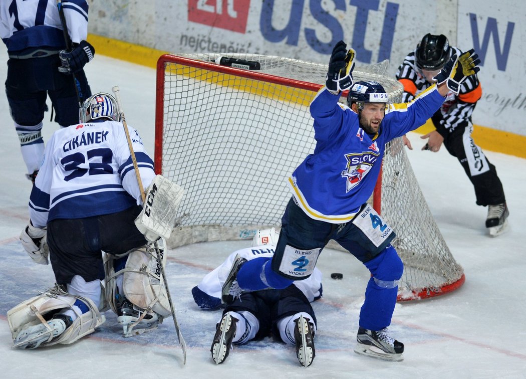 V play off první ligy 2016 Ústí překvapivě vyřadilo Kladno, zářila především formace David Tůma - Jaroslav Roubík - Jan Kloz