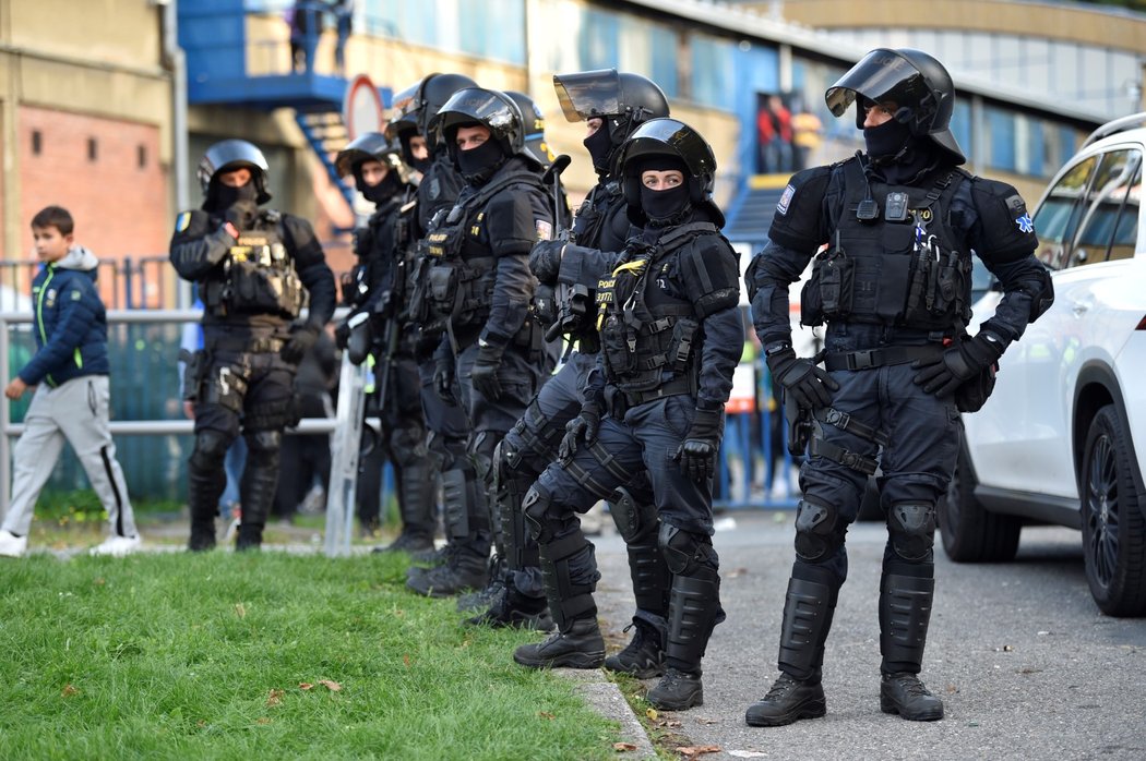 Rušno bylo i před stadionem, kde při tradičním derby Zlín - Vsetín na vše dohlížela policie