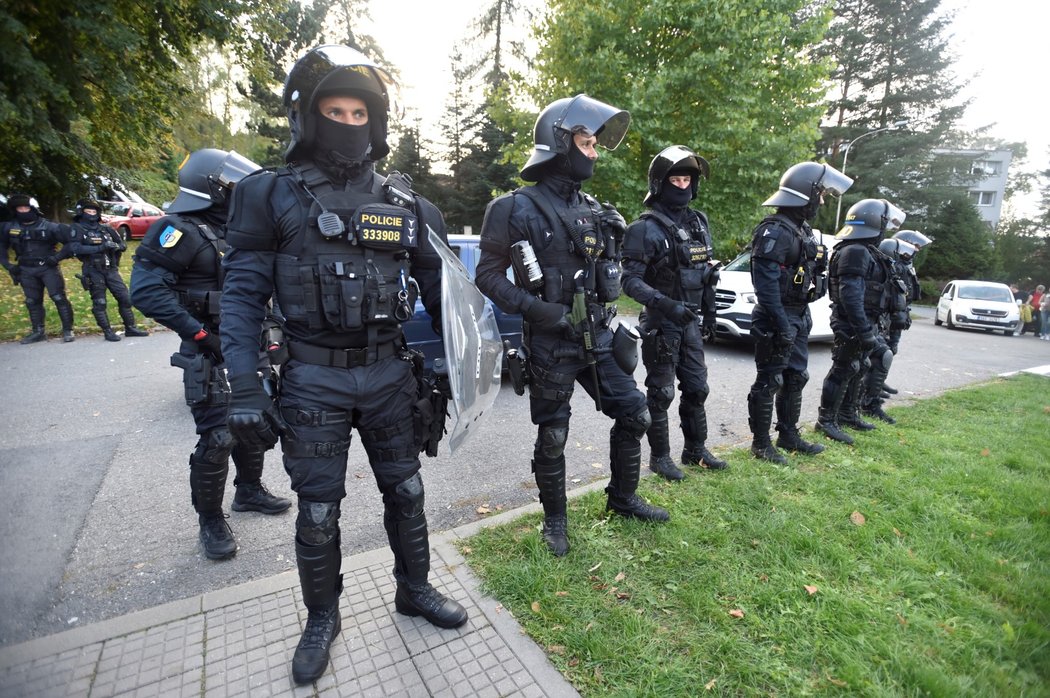 Rušno bylo i před stadionem, kde při tradičním derby Zlín - Vsetín na vše dohlížela policie