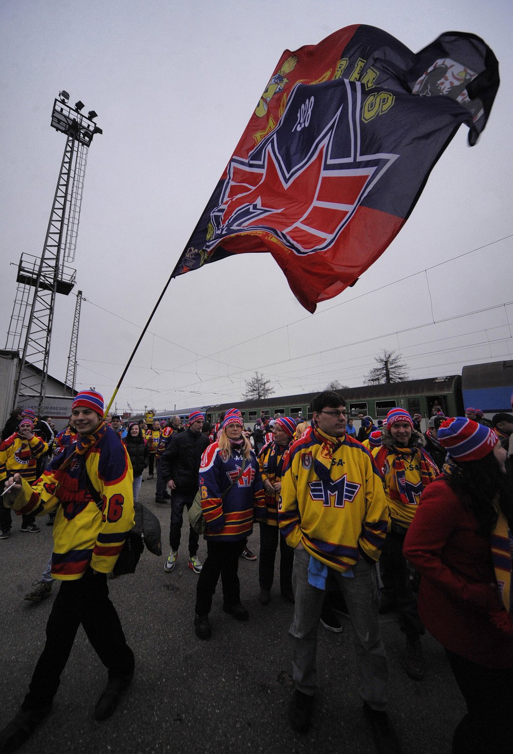 Fanoušci hokejových Českých Budějovic vyrazili do Jihlavy. Vlakem jich cestovalo na dva tisíce.