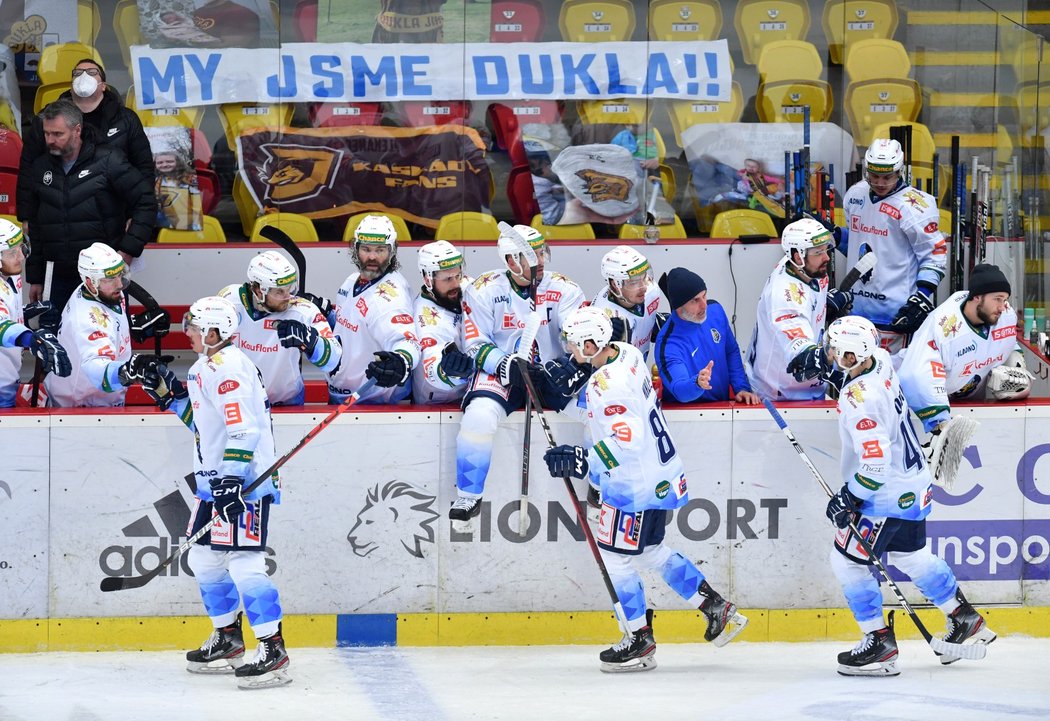 Radost hokejistů Kladna po obratu šestého finále první ligy s Jihlavou z 0:1 na 2:1