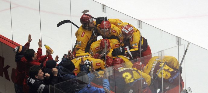 Hokejisté Jihlavy se radují z výhry v úvodním čtvrtfinále první hokejové ligy proti Kladnu