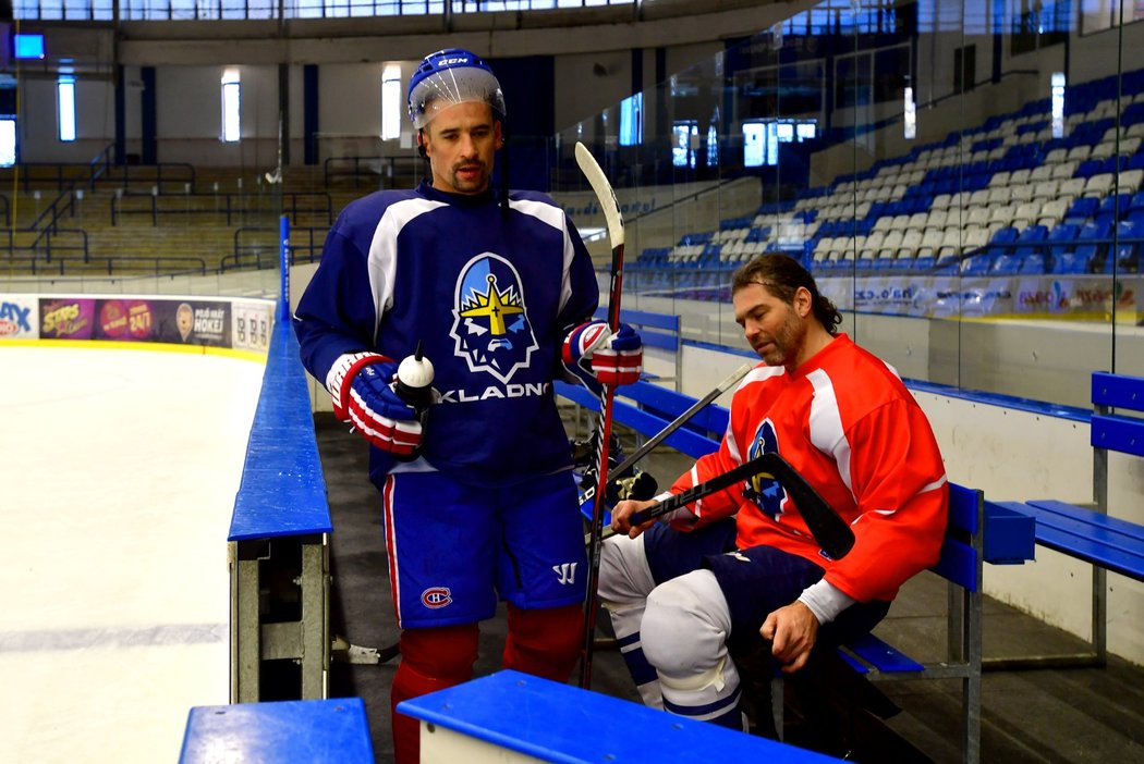 Zkušení útočníci Tomáš Plekanec a Jaromír Jágr na střídačce při tréninku