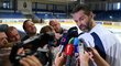 Legendární hokejista Jaromír Jágr odpovídá na dotazy novinářů