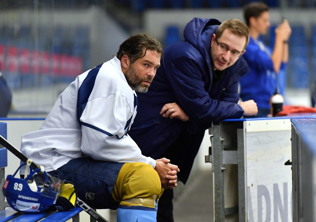 Jaromír Jágr sleduje z lavičky trénink kladenských Rytířů