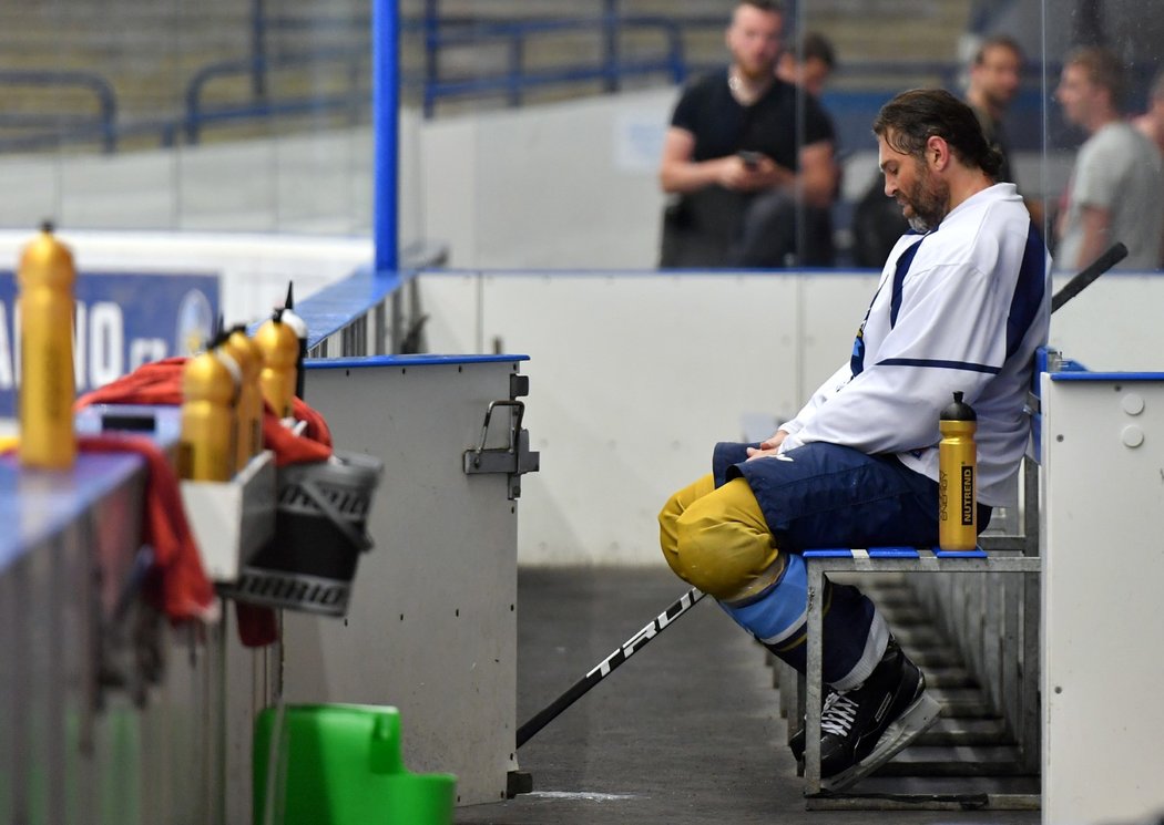 Jaromír Jágr odpočívá na střídačce