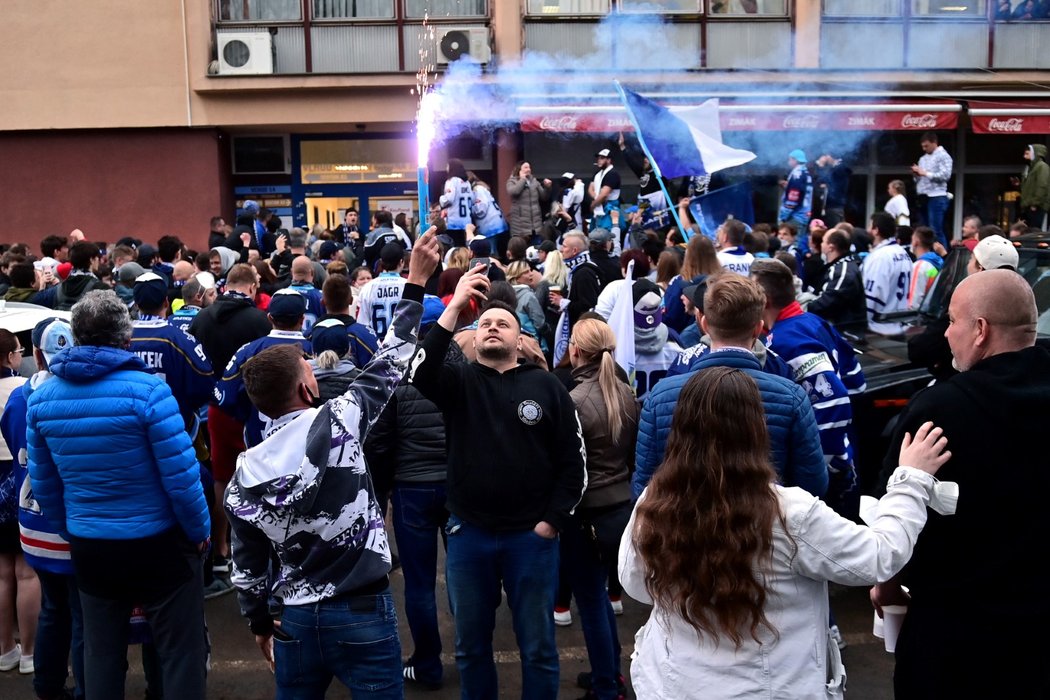 Nadšení kladenští fanoušci po postupu do extraligy