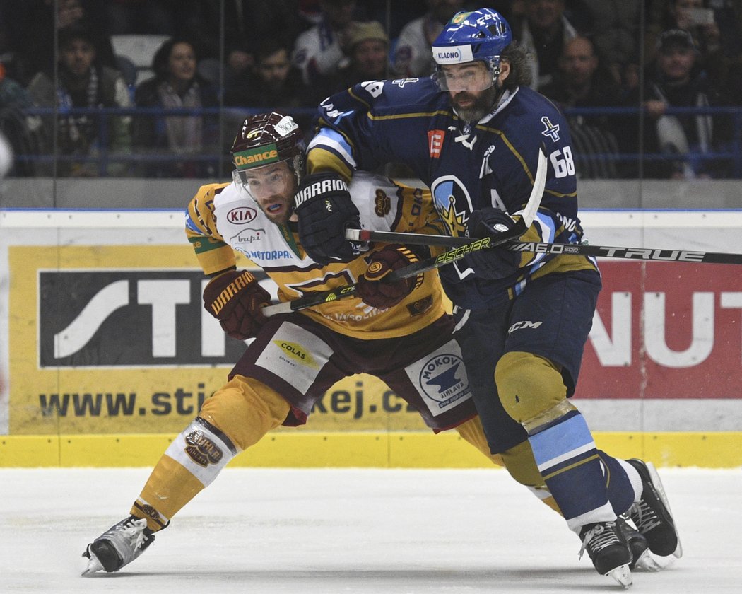 Jaromír Jágr z týmu Rytíři Kladno a Josef Skořepa z HC Dukla Jihlava v osobním souboji.