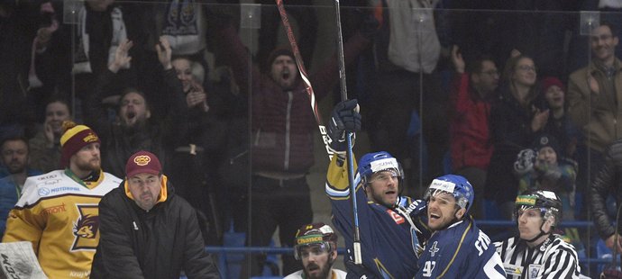 Hokejisté Kladna porazili ve čtvrtém semifinále první ligy doma Jihlavu 5:3 a mají v boji o postup do baráže o extraligu proti vítězi základní části mečbol.