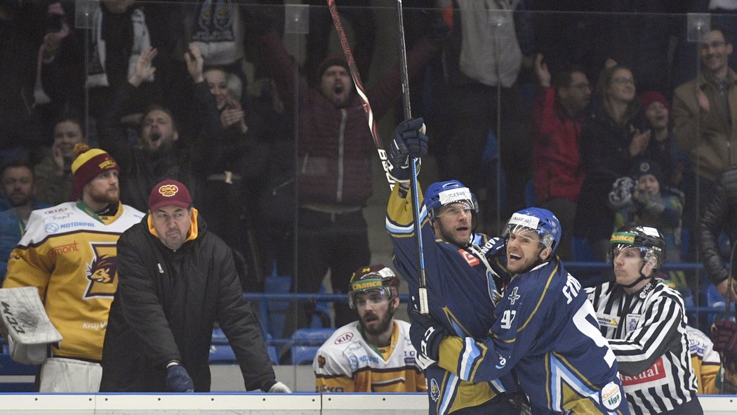 Hokejisté Kladna porazili ve čtvrtém semifinále první ligy doma Jihlavu 5:3 a mají v boji o postup do baráže o extraligu proti vítězi základní části mečbol. 