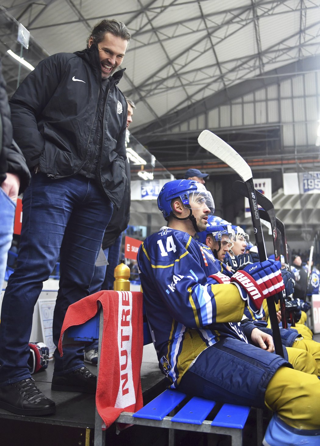 Jaromír Jágr na střídačce Kladna s Tomášem Plekancem