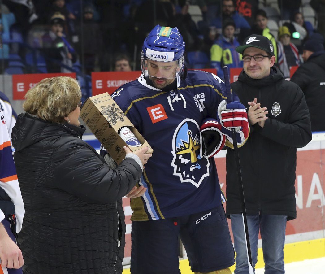 Tomáš Plekanec přebírá cenu pro nejlepšího hráče zápasu