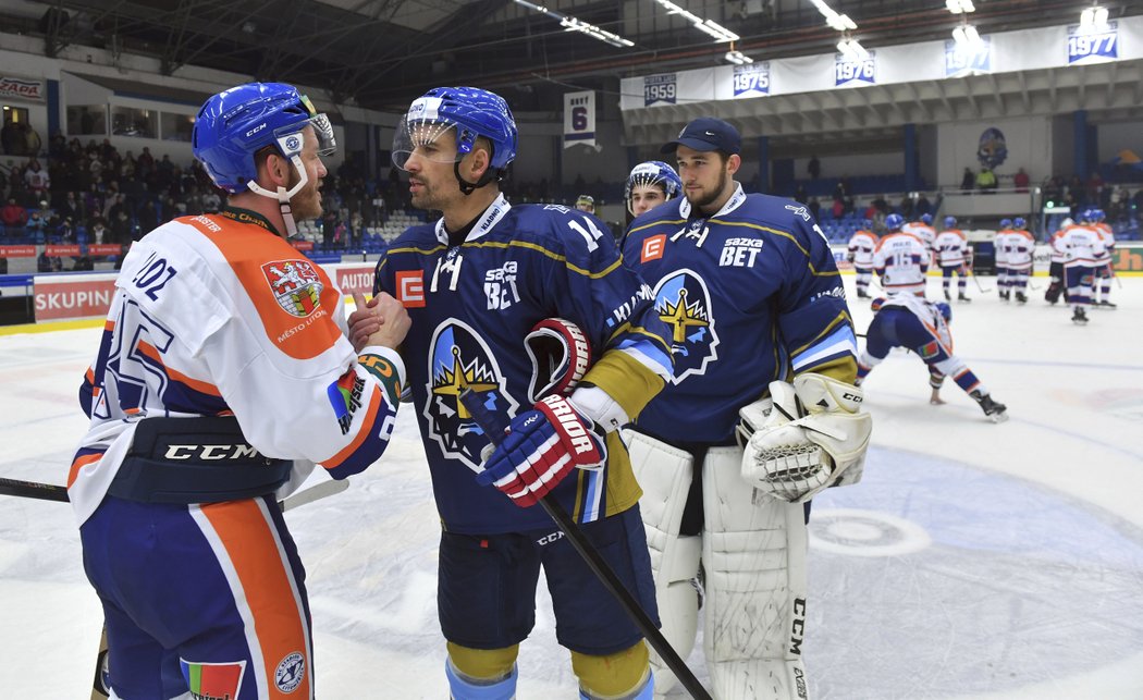 Tomáš Plekanec se zdraví se soupeři z Litoměřic po výhře 4:2