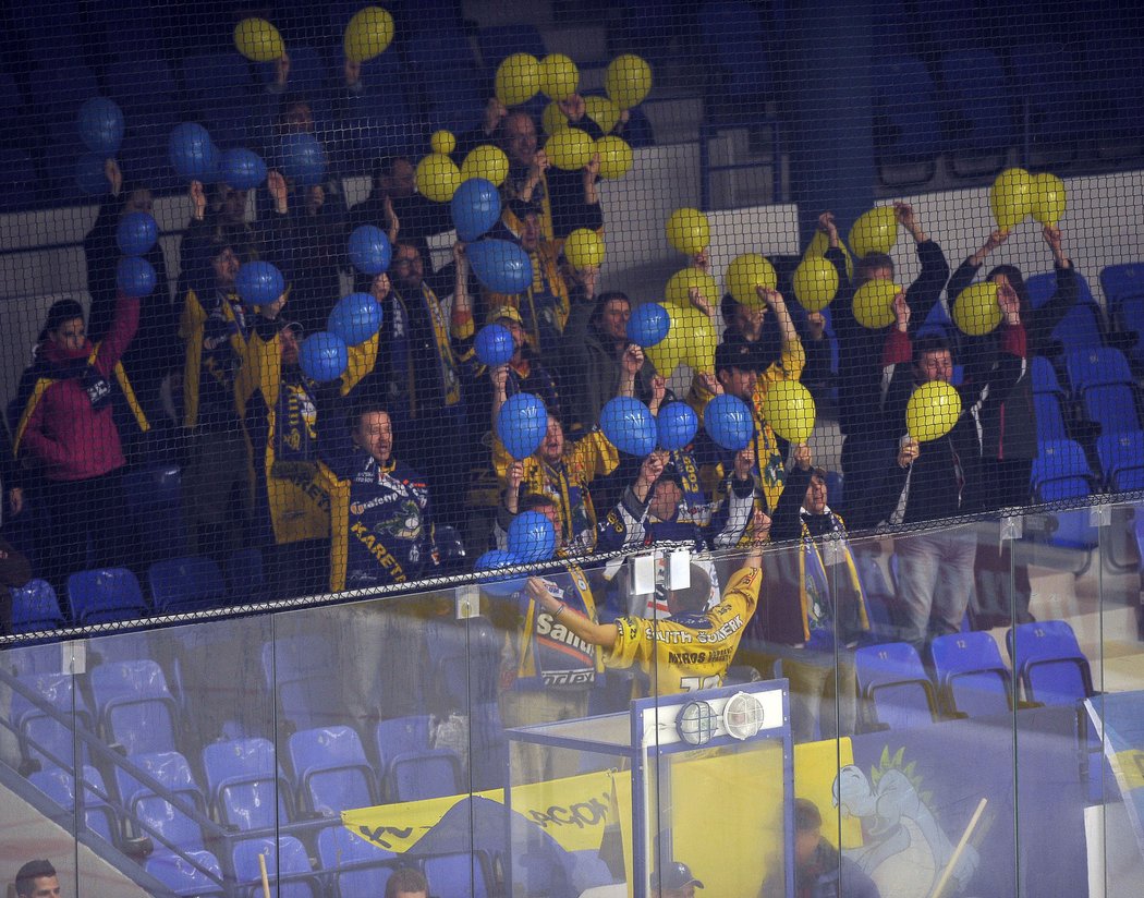 Fanoušci Kladna si v opraveném stadionu užili i choreo kotle