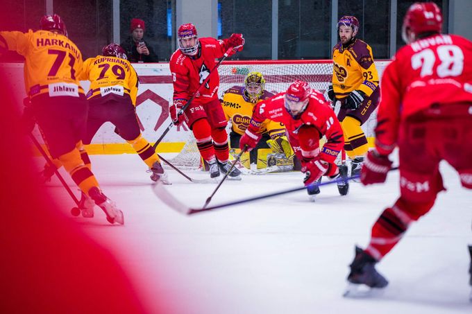 Jihlava po deseti duelech padla, první ligu vede Slavia. Derby pro Vsetín Jihlava po deseti duelech padla, první ligu vede Slavia. Derby pro Vsetín