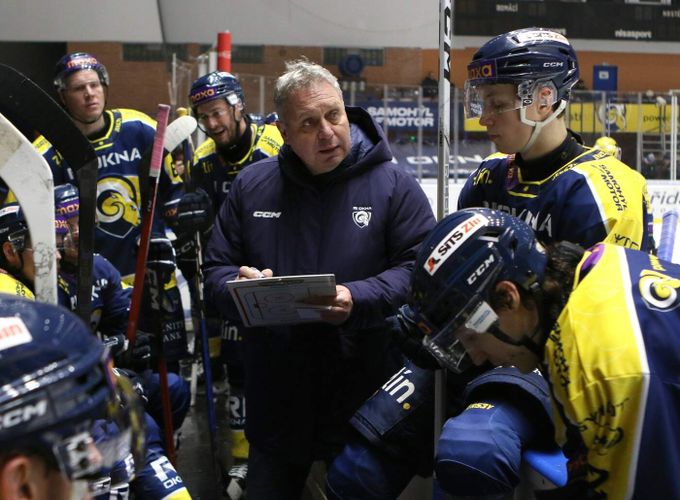 Zlínu nepomohl ani nový kouč, padl podesáté v řadě. Béčko Pardubic smetlo Porubu 8:3 Zlínu nepomohl ani nový kouč, padl podesáté v řadě. Béčko Pardubic smetlo Porubu 8:3