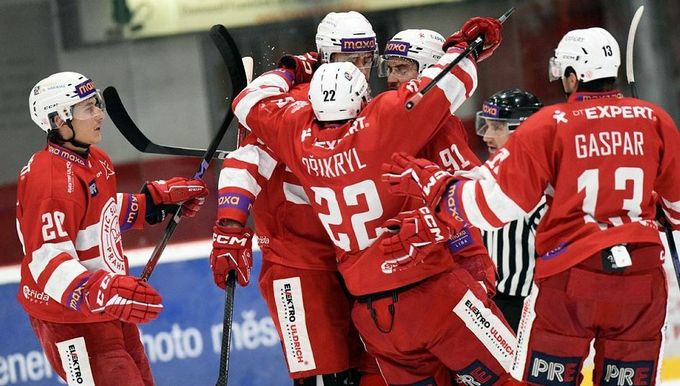 Slavia využila zaváhání Litoměřic a vede Maxa ligu. Vsetín ve šlágru skolil Duklu Slavia využila zaváhání Litoměřic a vede Maxa ligu. Vsetín ve šlágru skolil Duklu