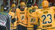 Vsetínští hokejisté se radují ze vstřelené branky útočníka Matouše Venkrbce (druhý zleva)