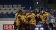 Jihlavští hokejisté se radují ze vstřelené branky v Kladně