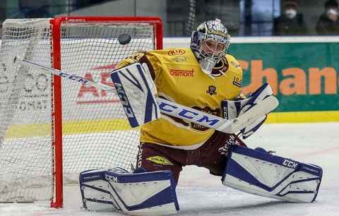 Ruský brankář Maxim Žukov ve službách Jihlavy trápí Kladno ve finále play off