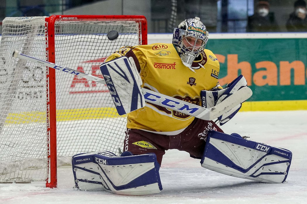 Ruský brankář Maxim Žukov ve službách Jihlavy trápí Kladno ve finále play off