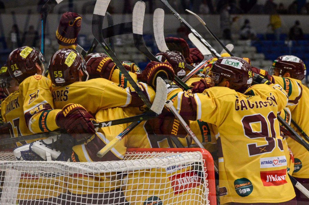 Jihlavští hokejisté se radují z třetího vítězství ve finále s Kladnem