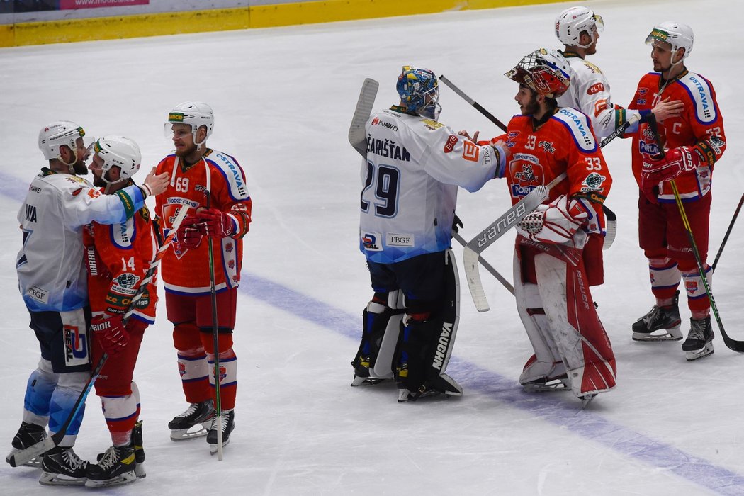 Hokejisté Kladna a Poruby se zdraví po postupu Rytířů do finále play off