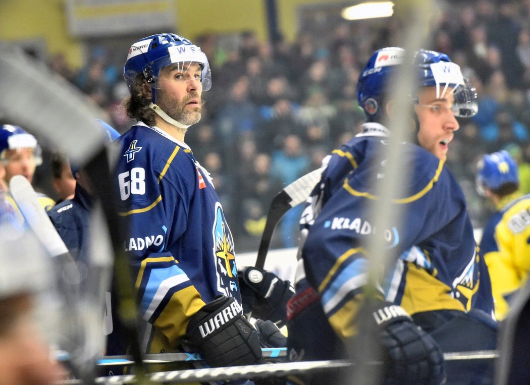 Jaromír Jágr na střídačce Kladna během utkání v Přerově