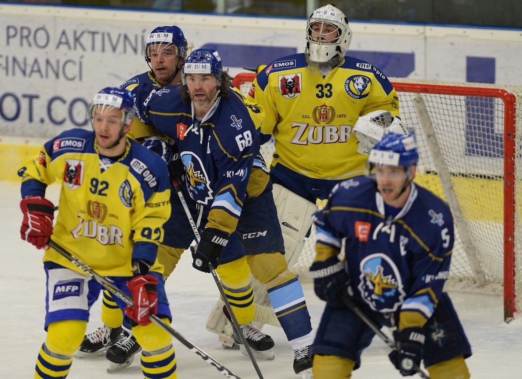 Rozruch před přerovskou brankou, u které nechybí Jaromír Jágr