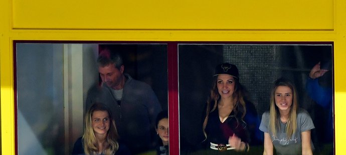 Na zimním stadionu v Jihlavě sledovaly úspěch Kladna i přítelkyně hokejistů. Vlevo Lucie Šafářová, vpravo Veronika Kopřivová. Na zápas zavítala také Olga Lounová (v kšiltovce)