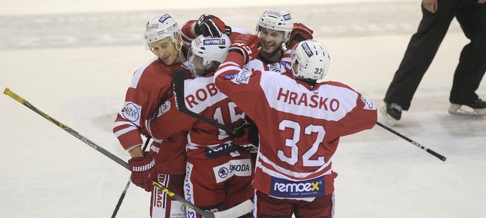 Hokejisté Slavie se radují z gólu do sítě Benátek